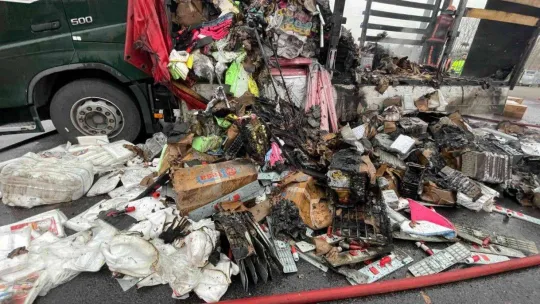 KMO'da tır alevlere teslim oldu, taşıdığı yükler küle döndü