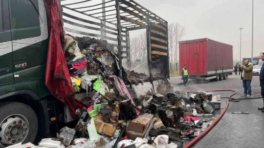 KMO'da tır alevlere teslim oldu, taşıdığı yükler küle döndü