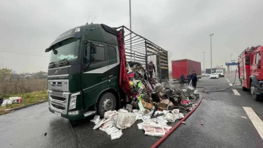 KMO'da tır alevlere teslim oldu, taşıdığı yükler küle döndü