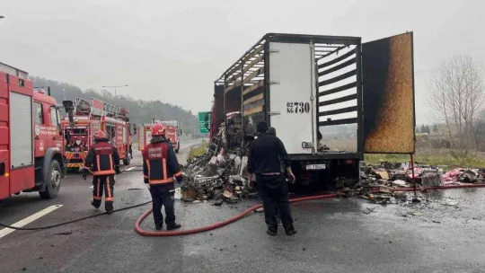 KMO'da tır alevlere teslim oldu, taşıdığı yükler küle döndü
