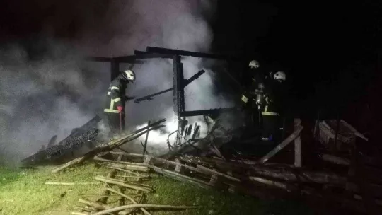 Kocaeli'de elektrik sobasından çıkan yangında baraka alevlere teslim oldu