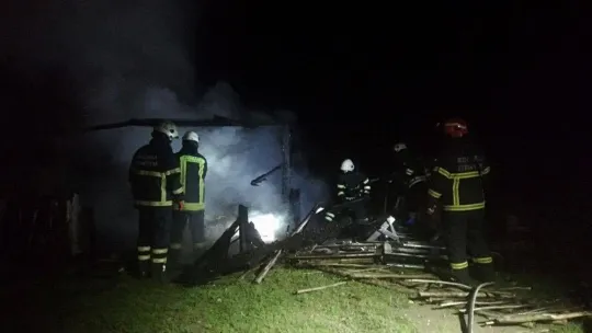 Kocaeli'de elektrik sobasından çıkan yangında baraka alevlere teslim oldu