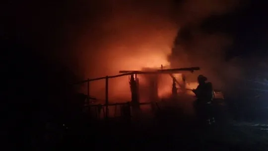 Kocaeli'de elektrik sobasından çıkan yangında baraka alevlere teslim oldu