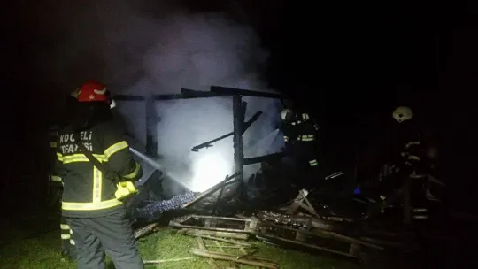 Kocaeli'de elektrik sobasından çıkan yangında baraka alevlere teslim oldu