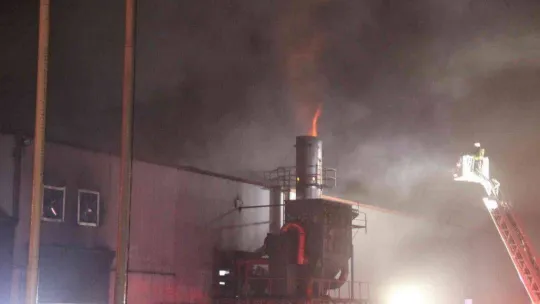 Kocaeli'de geri dönüşüm fabrikasında yangın