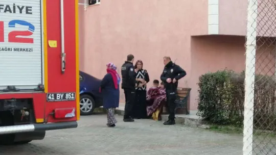 Kocaeli'de korkutan yangın: 3 çocuğuyla alevlerden kaçtı