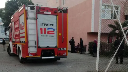 Kocaeli'de korkutan yangın: 3 çocuğuyla alevlerden kaçtı