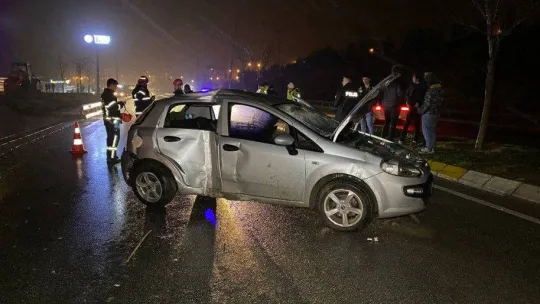 Kocaeli'de otomobil elektrik direği ve ağaçları devirdi: 2 yaralı