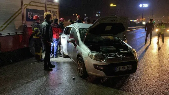 Kocaeli'de otomobil elektrik direği ve ağaçları devirdi: 2 yaralı