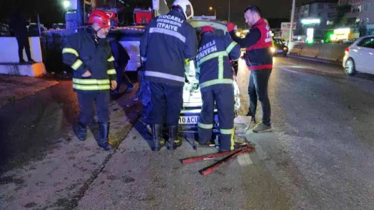 Kocaeli'de seyir halinde tartışan iki otomobil sürücüsü çarpıştı: 1'i ağır 5 yaralı