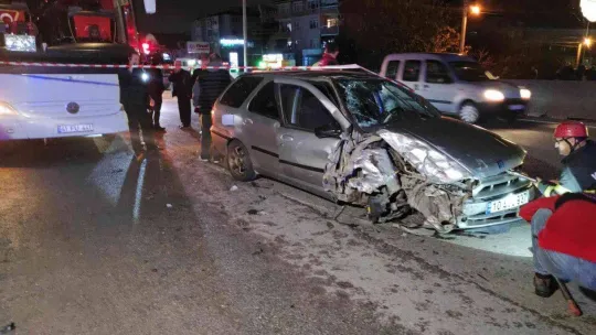 Kocaeli'de seyir halinde tartışan iki otomobil sürücüsü çarpıştı: 1'i ağır 5 yaralı