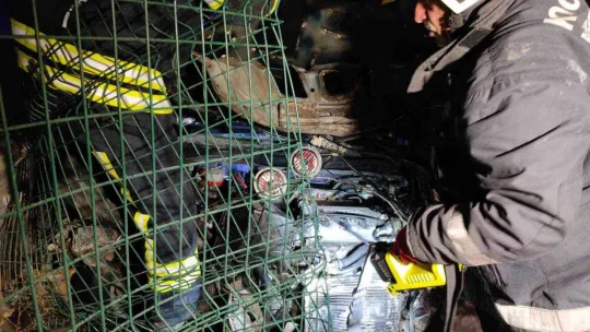 Kocaeli'de seyir halinde tartışan iki otomobil sürücüsü çarpıştı: 1'i ağır 5 yaralı