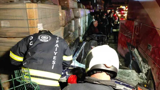 Kocaeli'de seyir halinde tartışan iki otomobil sürücüsü çarpıştı: 1'i ağır 5 yaralı