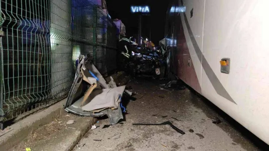 Kocaeli'de seyir halinde tartışan iki otomobil sürücüsü çarpıştı: 1'i ağır 5 yaralı