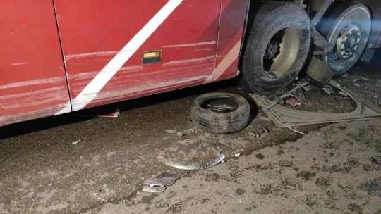 Kocaeli'de seyir halinde tartışan iki otomobil sürücüsü çarpıştı: 1'i ağır 5 yaralı