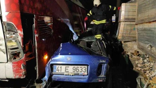 Kocaeli'de seyir halinde tartışan iki otomobil sürücüsü çarpıştı: 1'i ağır 5 yaralı