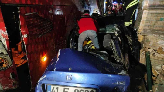 Kocaeli'de seyir halinde tartışan iki otomobil sürücüsü çarpıştı: 1'i ağır 5 yaralı