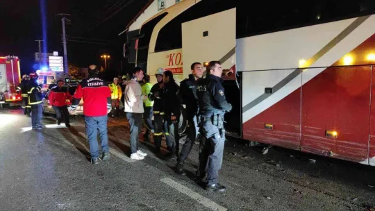 Kocaeli'de seyir halinde tartışan iki otomobil sürücüsü çarpıştı: 1'i ağır 5 yaralı