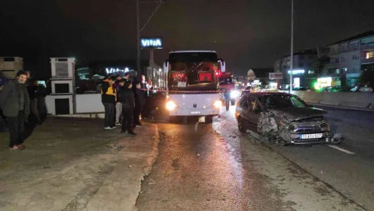 Kocaeli'de seyir halinde tartışan iki otomobil sürücüsü çarpıştı: 1'i ağır 5 yaralı