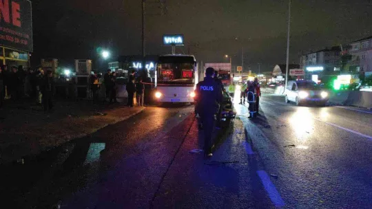 Kocaeli'de seyir halinde tartışan iki otomobil sürücüsü çarpıştı: 1'i ağır 5 yaralı