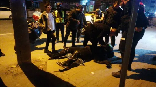 Kocaeli'de yeni yılla birlikte kazalar peş peşe geldi: Motosiklet sürücüsü böyle savruldu