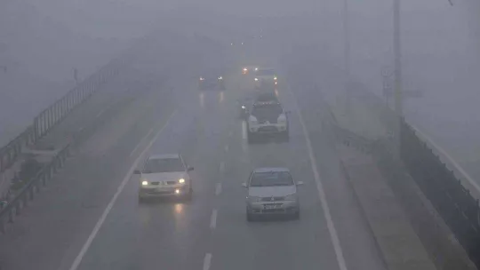 Kocaeli'de yoğun sis sebebiyle göz gözü görmüyor