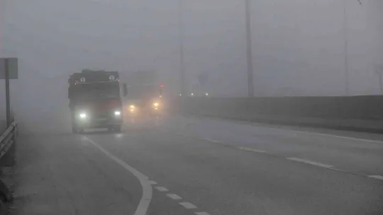 Kocaeli'de yoğun sis sebebiyle göz gözü görmüyor