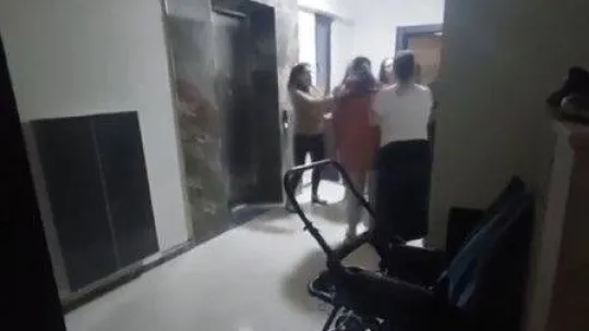 Komşuların 'çöp atma' kavgası kamerada