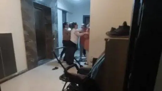 Komşuların 'çöp atma' kavgası kamerada