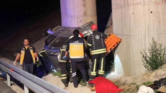 Kontolden çıkan araç viyadük ayağına çarptı: 1 ölü, 1 yaralı