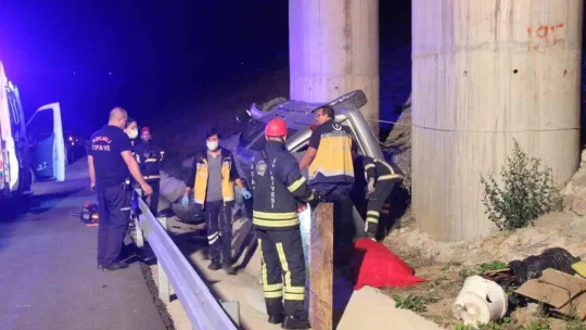 Kontolden çıkan araç viyadük ayağına çarptı: 1 ölü, 1 yaralı