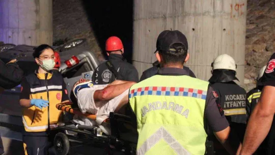 Kontolden çıkan araç viyadük ayağına çarptı: 1 ölü, 1 yaralı