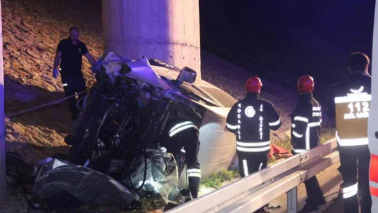 Kontolden çıkan araç viyadük ayağına çarptı: 1 ölü, 1 yaralı