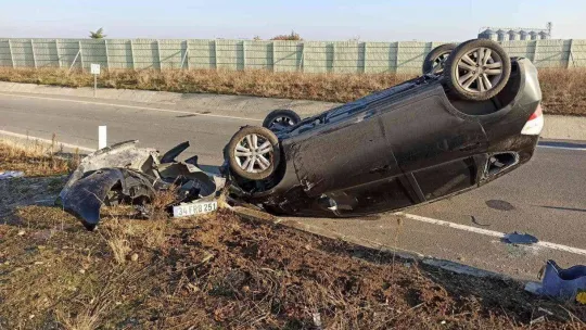 Kontrolden çıkan araç kavşakta devrildi