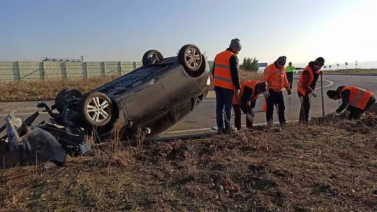 Kontrolden çıkan araç kavşakta devrildi
