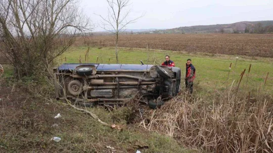 Kontrolden çıkan araç yol kenarına düştü: 2 yaralı