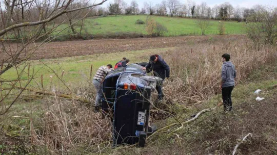Kontrolden çıkan araç yol kenarına düştü: 2 yaralı