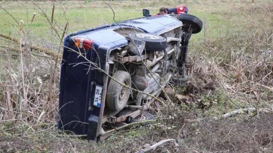 Kontrolden çıkan araç yol kenarına düştü: 2 yaralı