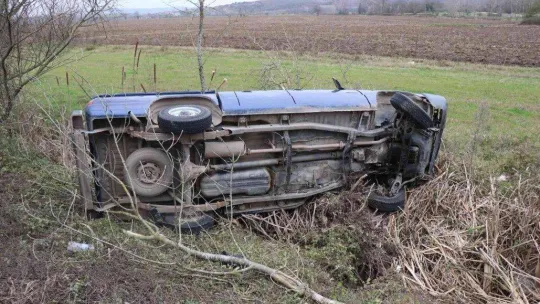 Kontrolden çıkan araç yol kenarına düştü: 2 yaralı