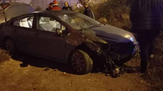 Kontrolden çıkan iki otomobil araziye düştü: 2 yaralı