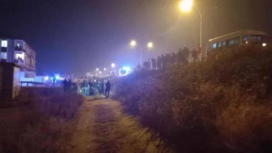 Kontrolden çıkan iki otomobil araziye düştü: 2 yaralı