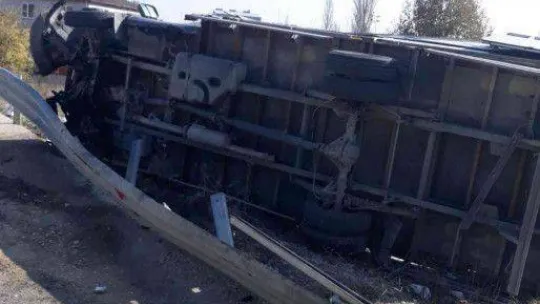 Kontrolden çıkan kamyonet devrildi, sürücüsü yaralandı