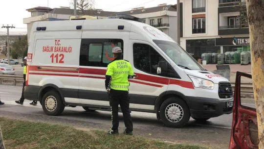 Kontrolden çıkan otomobil ağaca çarparak durabildi: 1 yaralı