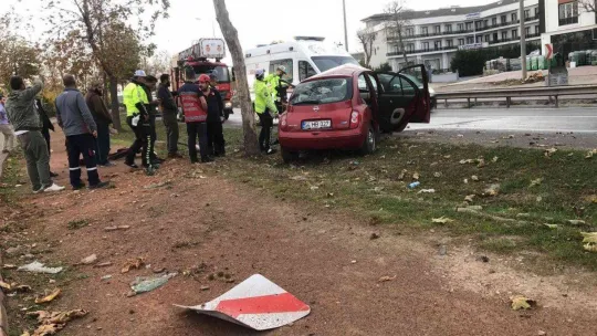 Kontrolden çıkan otomobil ağaca çarparak durabildi: 1 yaralı