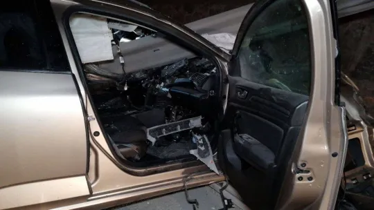 Kontrolden çıkan otomobil bariyerlere ok gibi saplandı: 2 yaralı