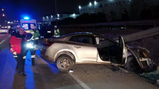 Kontrolden çıkan otomobil bariyerlere ok gibi saplandı: 2 yaralı