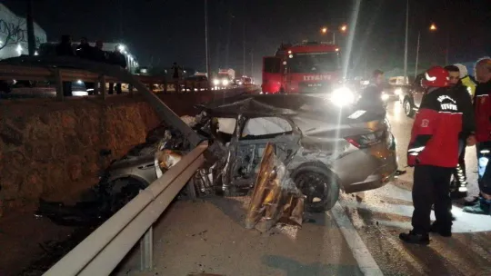 Kontrolden çıkan otomobil bariyerlere ok gibi saplandı: 2 yaralı