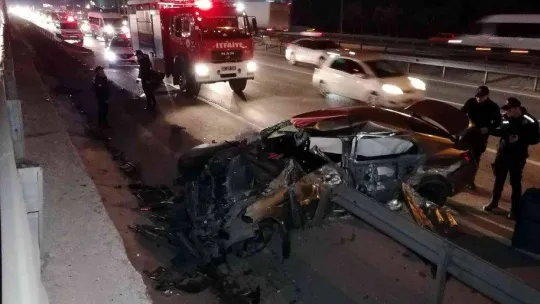 Kontrolden çıkan otomobil bariyerlere ok gibi saplandı: 2 yaralı