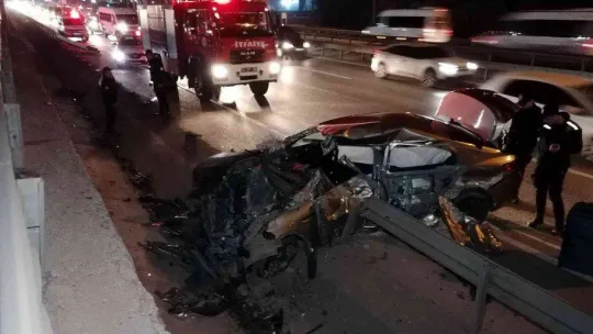 Kontrolden çıkan otomobil bariyerlere ok gibi saplandı: 2 yaralı