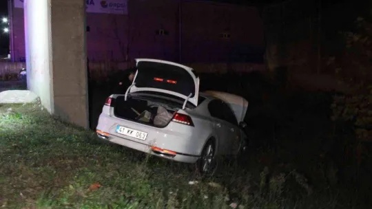 Kontrolden çıkan otomobil boş araziye daldı: 1 yaralı